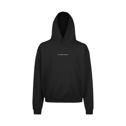 "es neesmu reperis." Black Hoodie